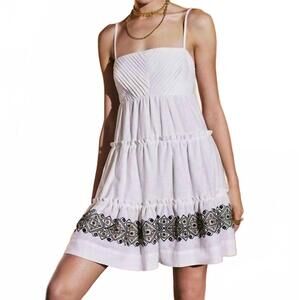 NEW LACE lace dress with embroidered hem in white